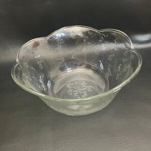 Savannah Style Vintage Flower Embossed Scalloped Serving Cereal Glass Bowl 2 Cup